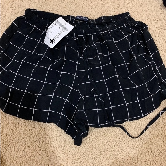 Brandy Melville Pants - NWT brandy melville grid shorts